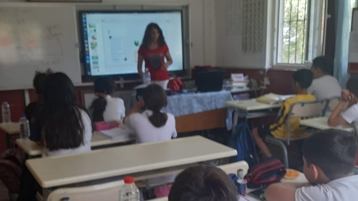 Okulumuz BT rehber öğretmeni Pınar Tomaş tarafından okulumuzda teknoloji bağımlılığı ve siber zorbalık hakkında okulumuz öğrencilerine bilgilendirme yapıldı.